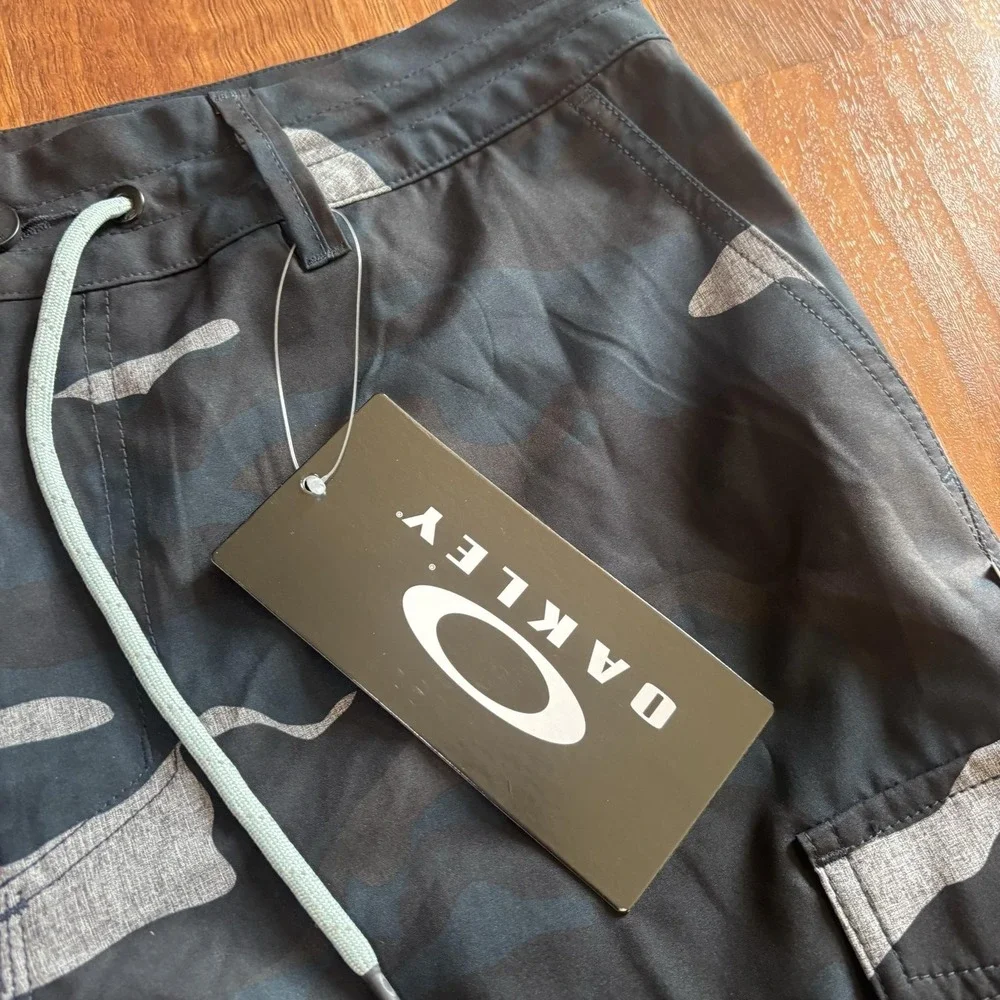 NWT Oakley Shorts Mens Medium Black Camo Cruiser QG HBD 21 Boardshorts Swim